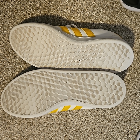 Adidas barely worn - Picture 3 of 4